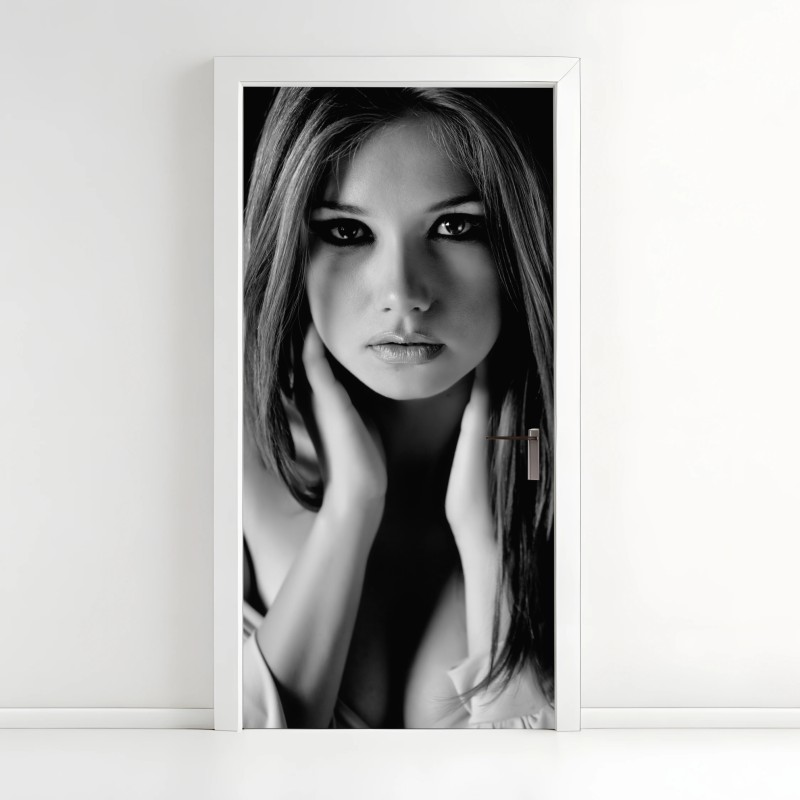 Adesivo per porta ritratto femminile in bianco e nero dallo sguardo intenso