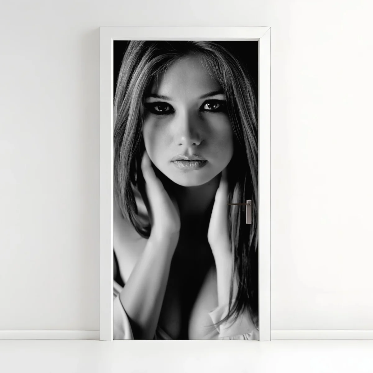 Adesivo per porta ritratto femminile in bianco e nero dallo sguardo intenso • Wallissimo® Adesivo per porta ritratto femminile in bianco e nero dallo sguardo intenso • Wallissimo®