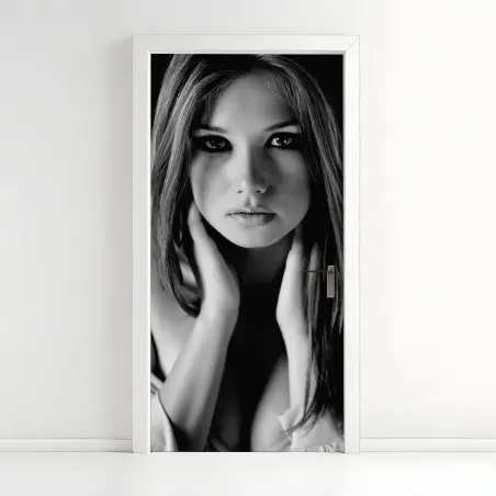 Adesivo per porta ritratto femminile in bianco e nero dallo sguardo intenso • Wallissimo®