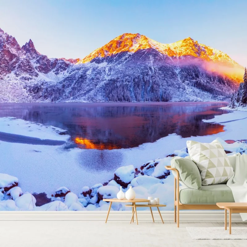 Carta da parati alba dorata sulle Alpi innevate