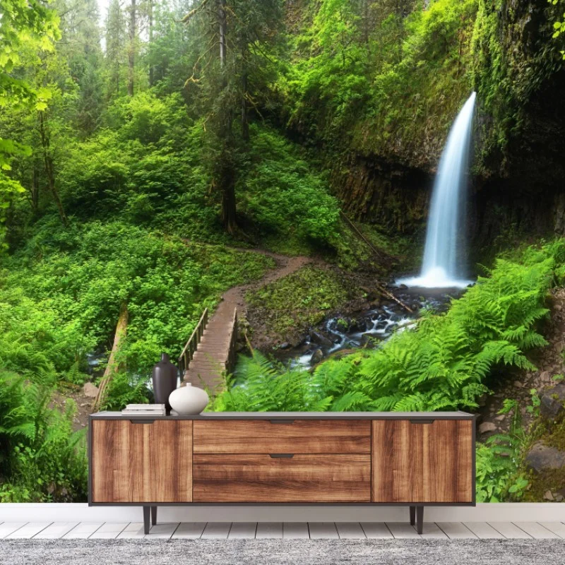 Carta da parati oasi verde con cascata e passerella