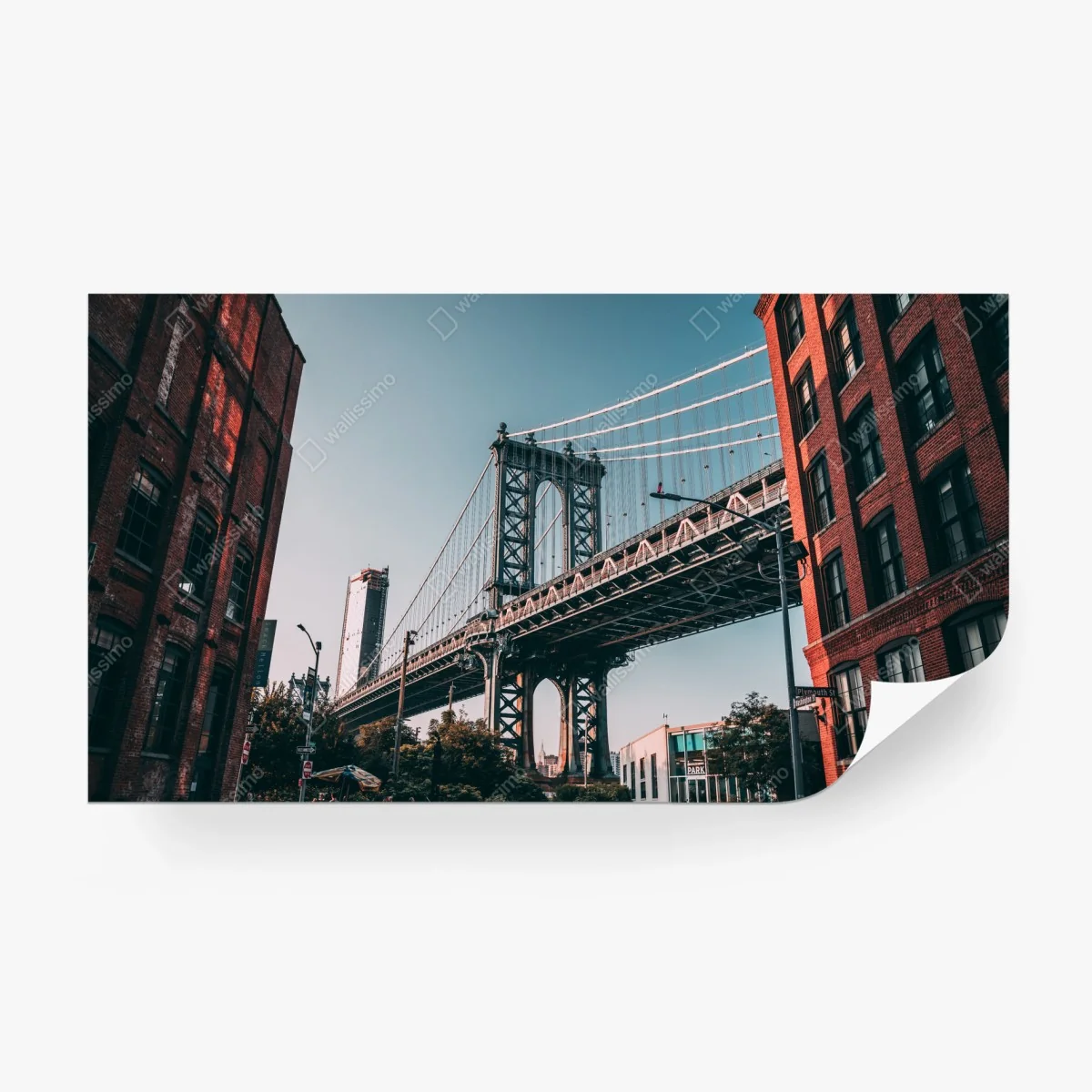 Carta da parati scorcio urbano: ponte di Manhattan tra palazzi in mattoni • Wallissimo®