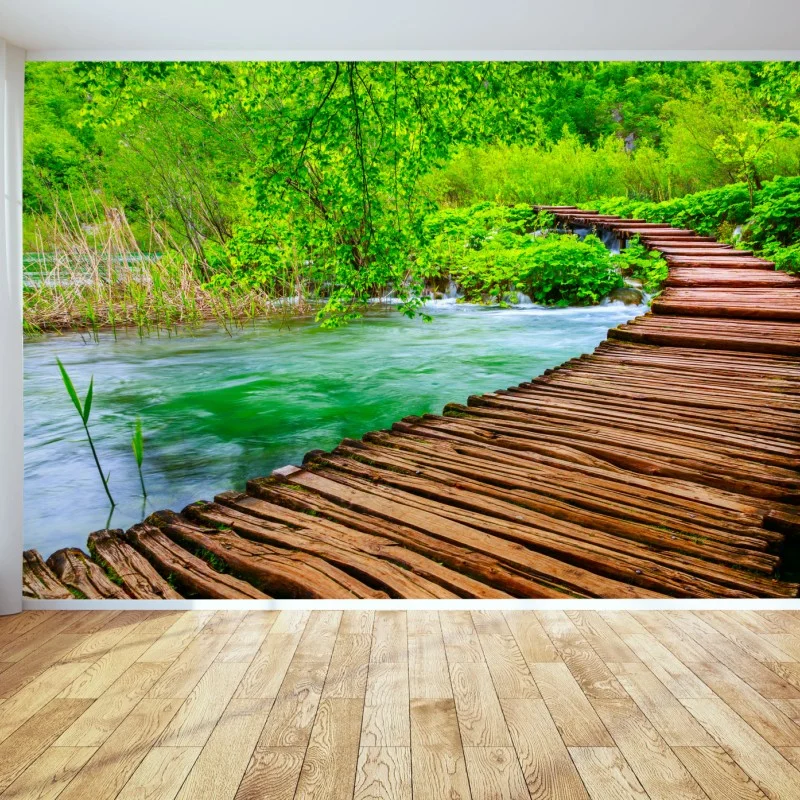 Carta da parati passerella di legno in mezzo al verde