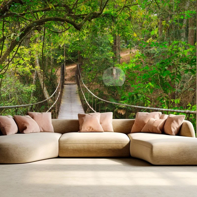 Carta da parati ponte sospeso nella foresta lussureggiante