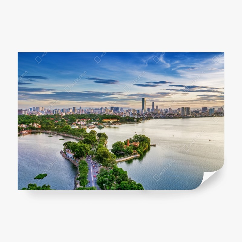 Carta da parati tramonto sul lago con skyline cittadino