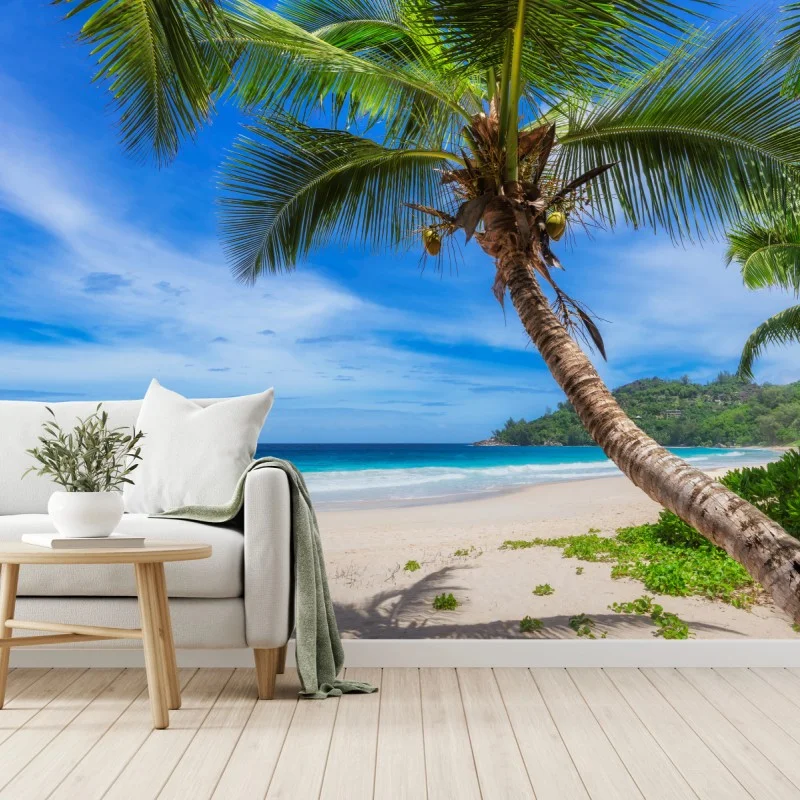 Carta da parati spiaggia tropicale con palma inclinata e vela sull'orizzonte