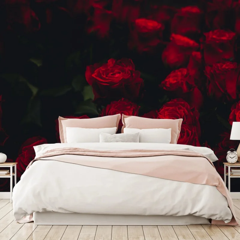 Carta da parati composizione di rose rosse su sfondo scuro