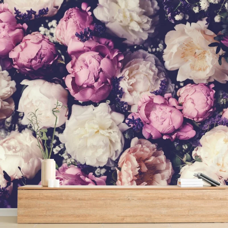Carta da parati composizione romantica di peonie rosa e crema