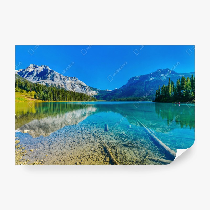 Carta da parati lago alpino cristallino con montagne e riflessi