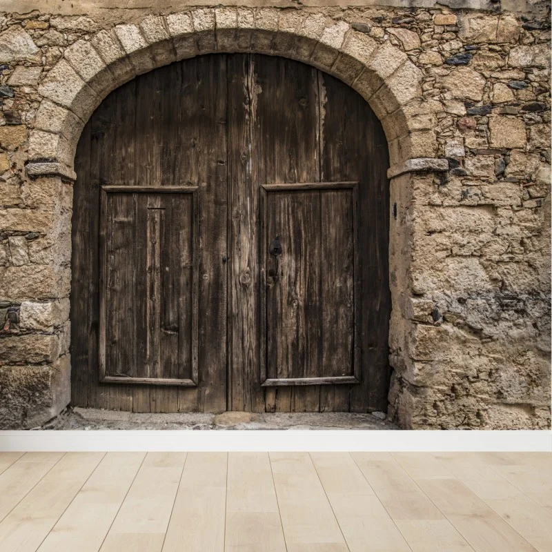 Carta da parati porta antica in legno su muro di pietra