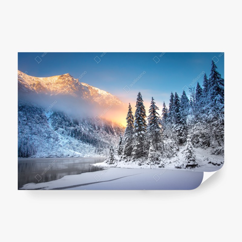 Carta da parati alba sul lago ghiacciato di Morskie Oko nei Tatra