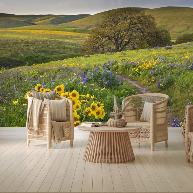 Carta da parati sentiero tra i fiori selvatici sulle colline