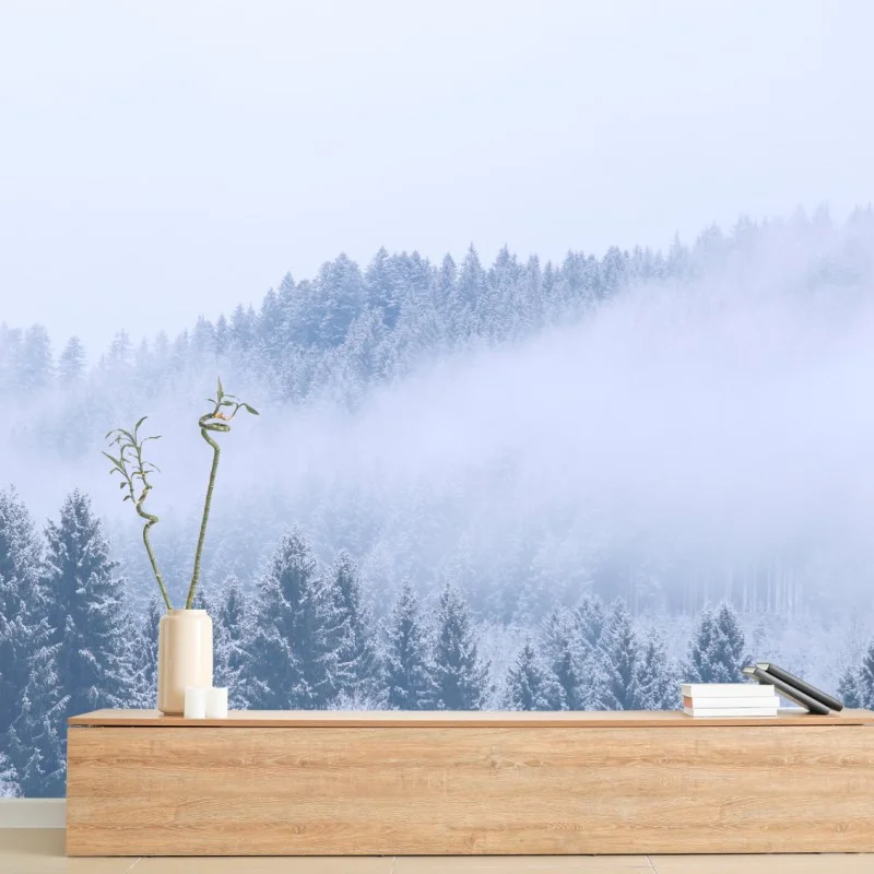 Carta da parati nebbia sulla foresta di conifere innevata