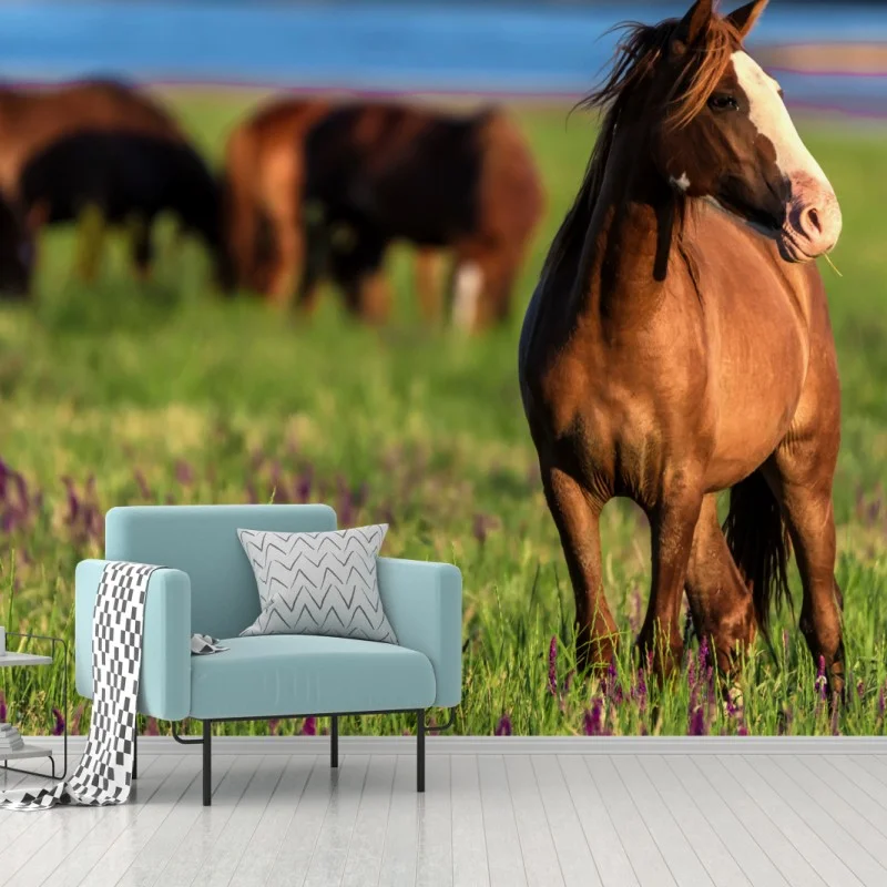 Carta da parati cavallo al pascolo tra fiori selvatici