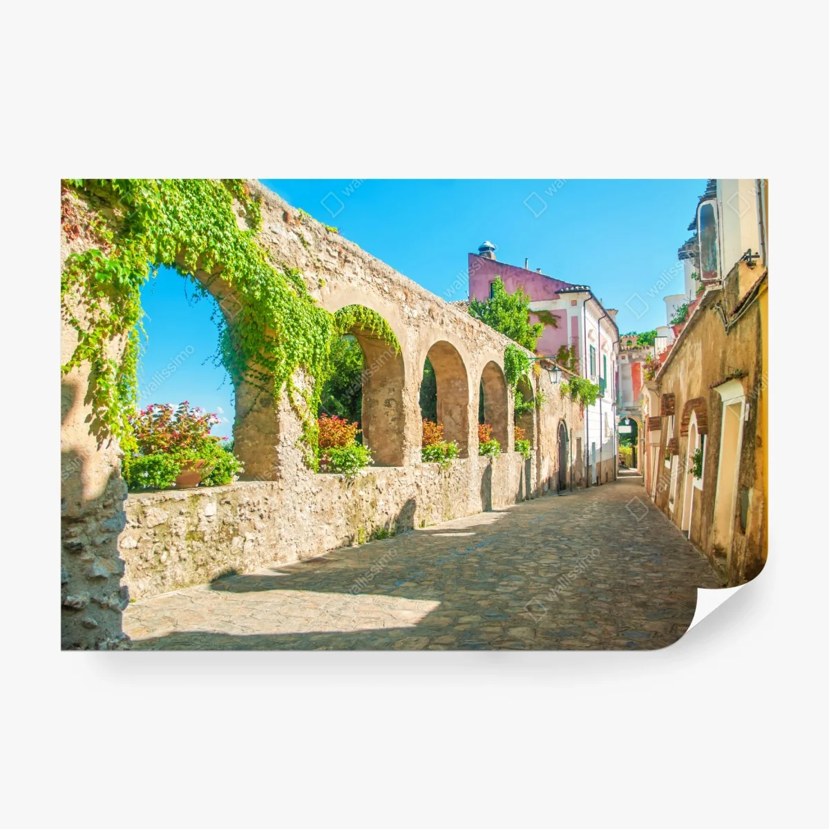 Carta da parati scorcio fiorito di Ravello sulla Costiera Amalfitana • Wallissimo® Carta da parati scorcio fiorito di Ravello sulla Costiera Amalfitana • Wallissimo®