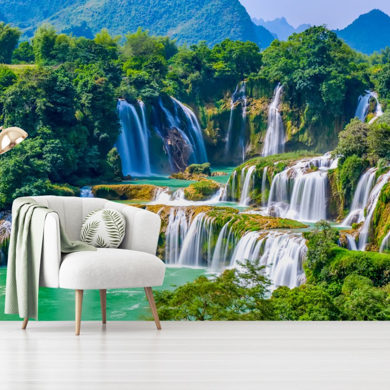 Carta da parati cascata verde smeraldo tra le montagne