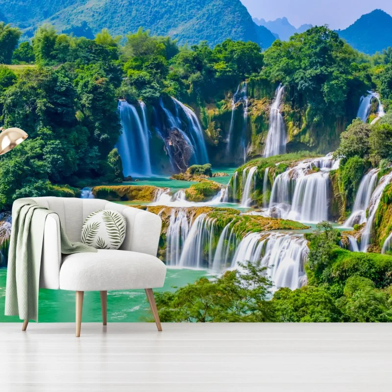 Carta da parati cascata verde smeraldo tra le montagne