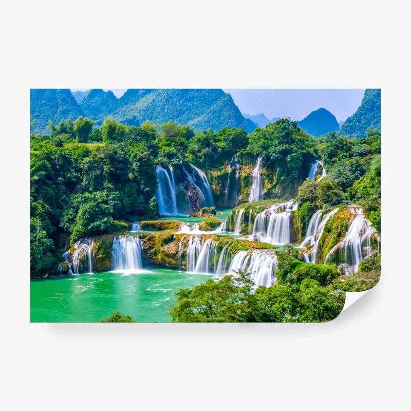 Carta da parati cascata verde smeraldo tra le montagne