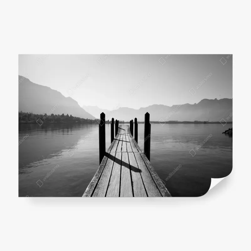 Carta da parati molo solitario sul lago tra le montagne in bianco e nero
