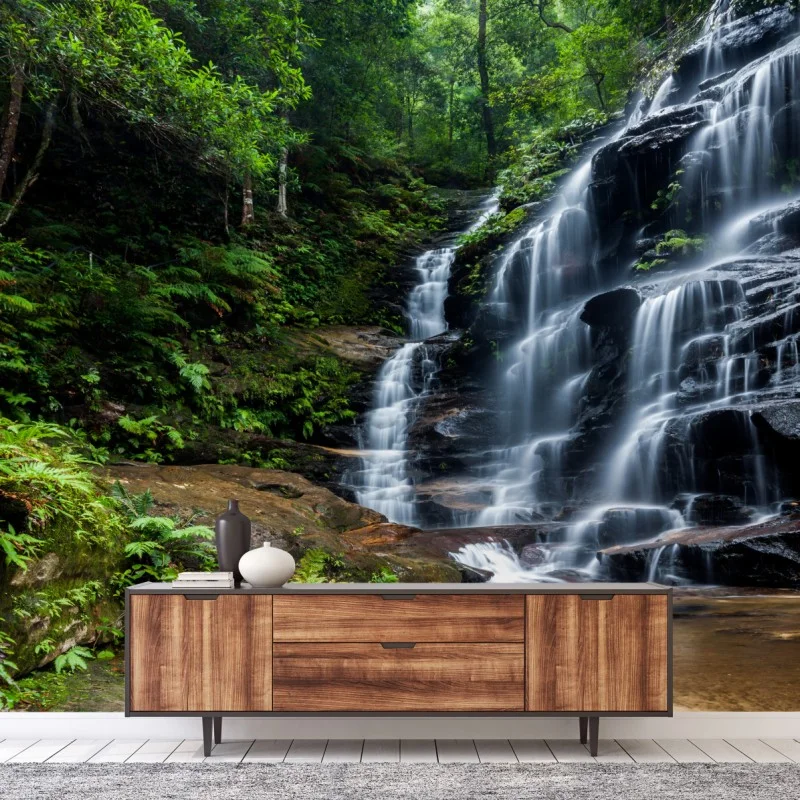 Carta da parati cascata nella foresta lussureggiante