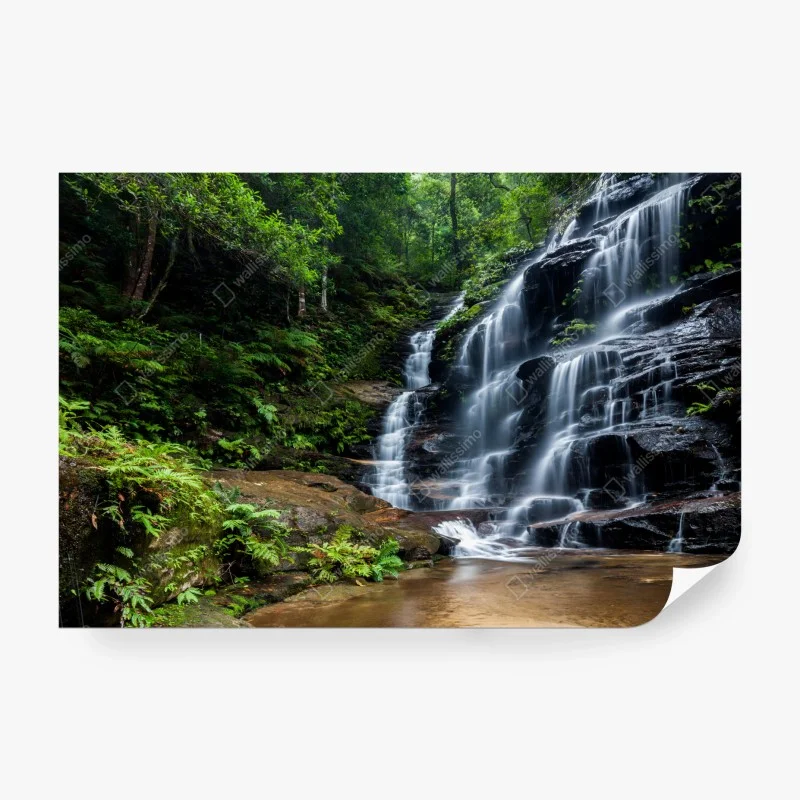 Carta da parati cascata nella foresta lussureggiante