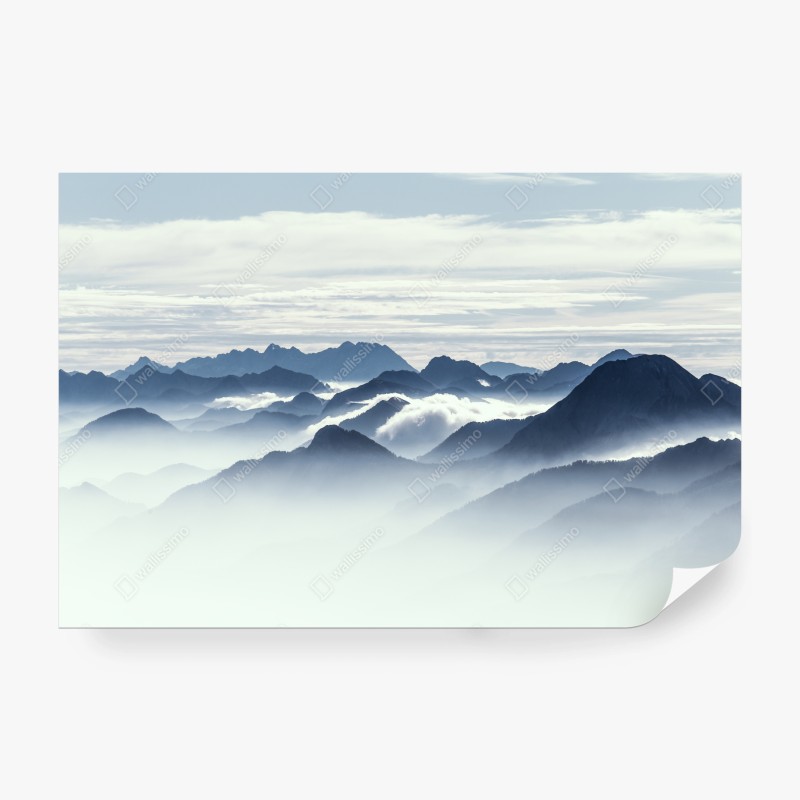 Carta da parati panorama di montagne avvolte nella nebbia