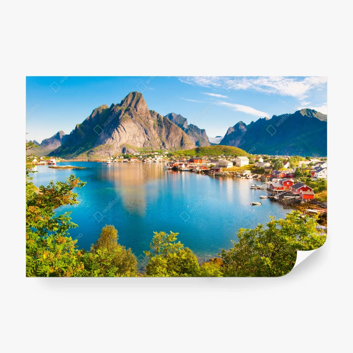 Carta da parati panorama nordico sul fiordo con villaggio colorato • Wallissimo® Carta da parati panorama nordico sul fiordo con villaggio colorato • Wallissimo®