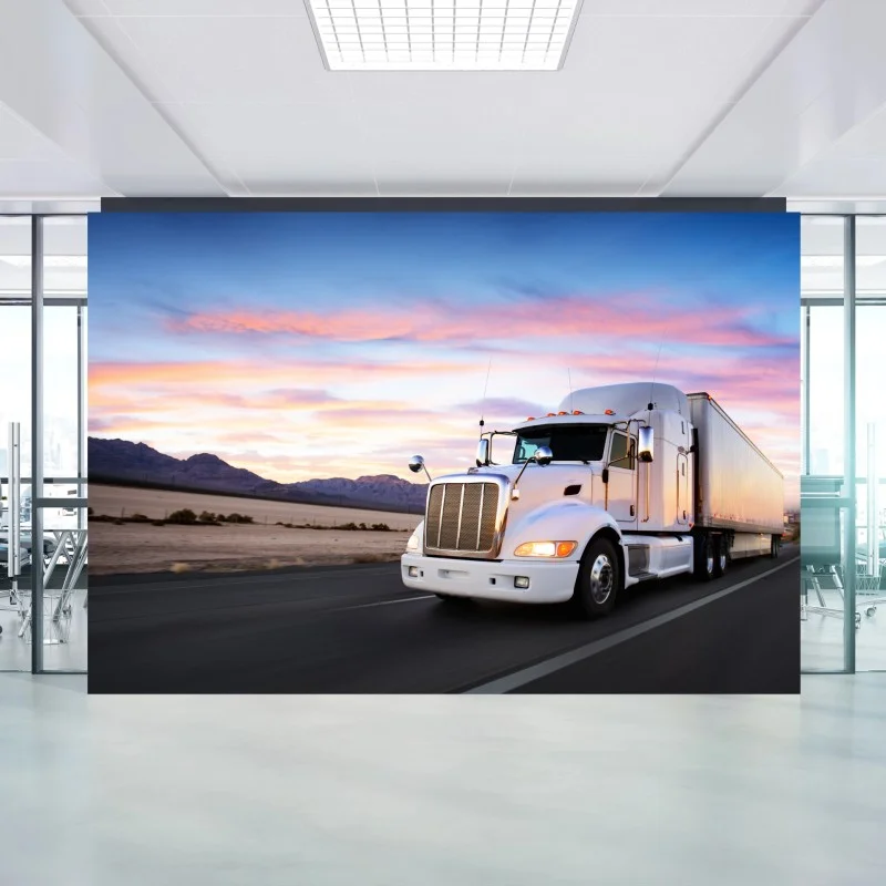 Carta da parati camion bianco al tramonto su strada deserta