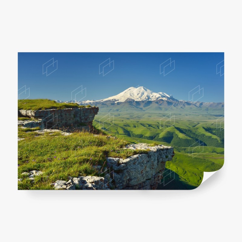 Carta da parati panorama mozzafiato di Elbrus su altopiani verdi