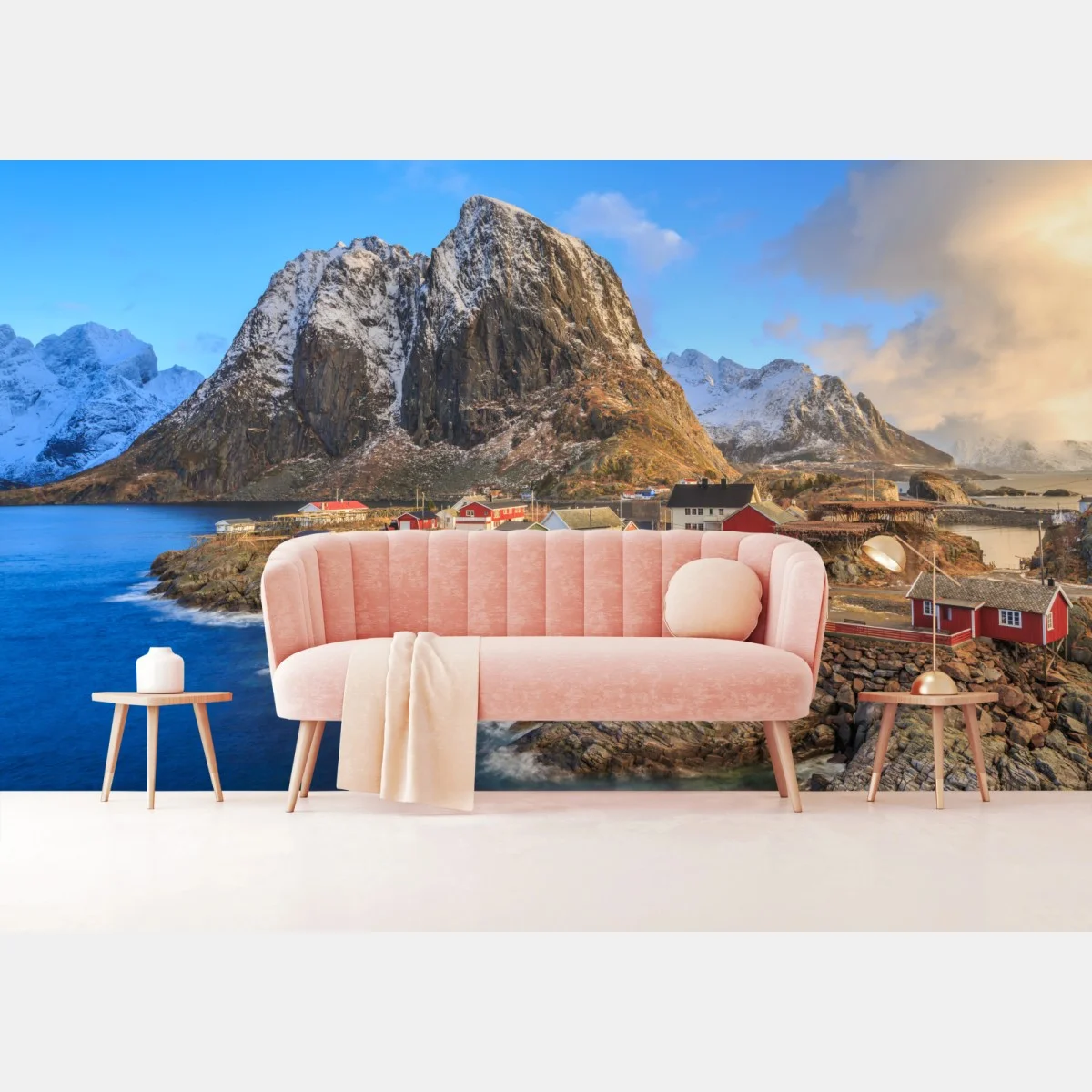 Carta da parati panorama costiero con case rosse e montagna innevata • Wallissimo® Carta da parati panorama costiero con case rosse e montagna innevata • Wallissimo®