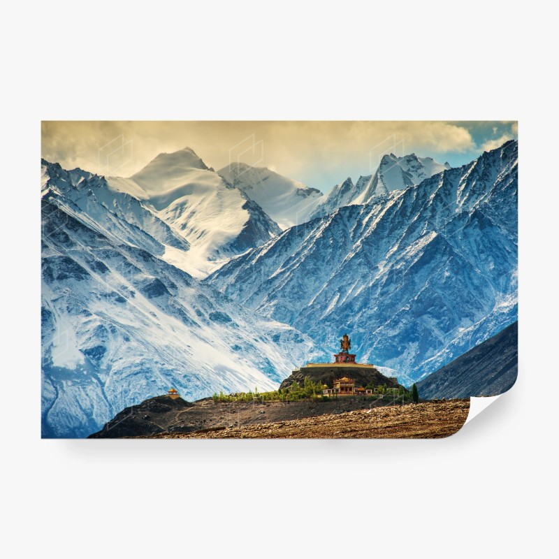 Carta da parati statua buddista sulle montagne innevate dell'Himalaya