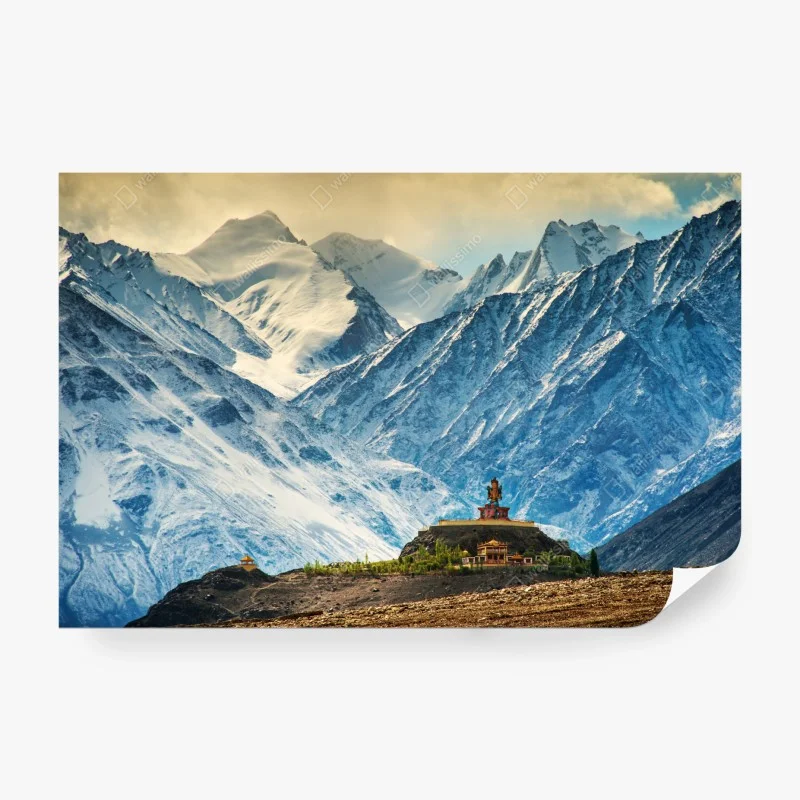 Carta da parati statua buddista sulle montagne innevate dell'Himalaya