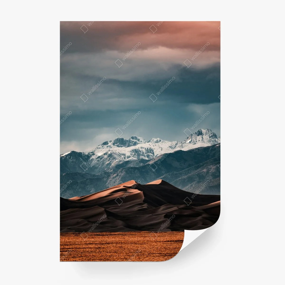 Carta da parati dune al crepuscolo davanti a montagne innevate • Wallissimo®