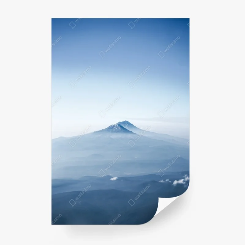 Carta da parati paesaggio montano avvolto nella nebbia