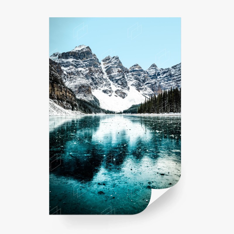 Carta da parati vista montana innevata con lago turchese riflettente