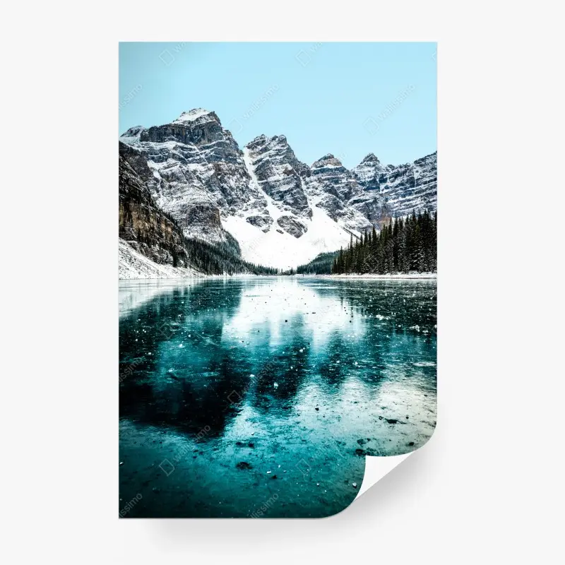 Carta da parati vista montana innevata con lago turchese riflettente