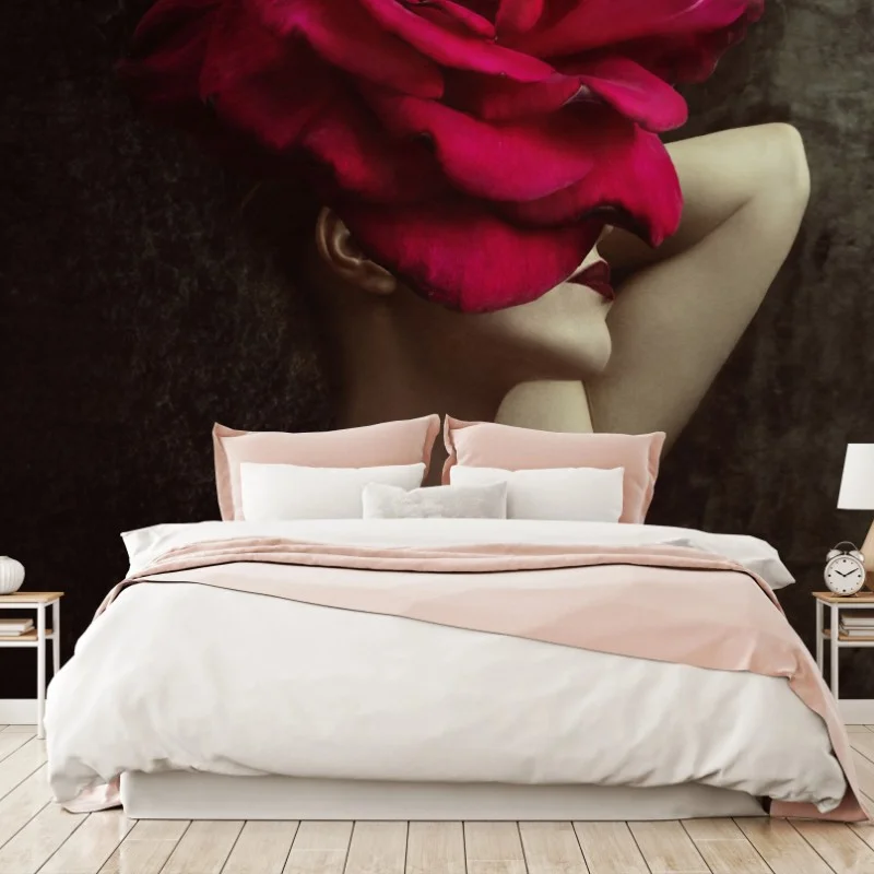 Carta da parati donna con rosa gigante e sensualità moderna