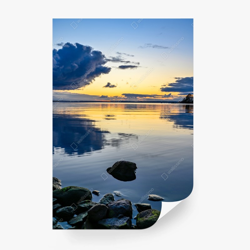 Carta da parati tramonto sul lago con riflessi dorati
