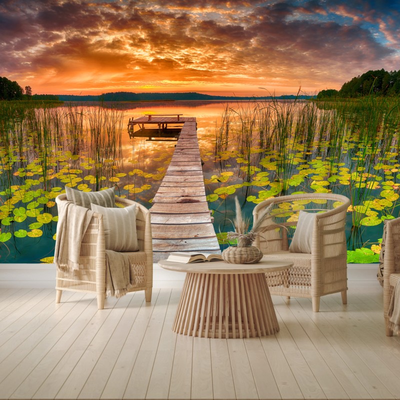Carta da parati alba dorata sul lago con pontile di legno