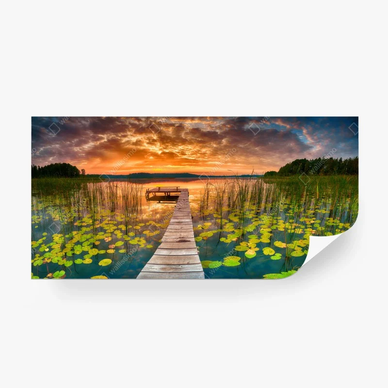 Carta da parati alba dorata sul lago con pontile di legno