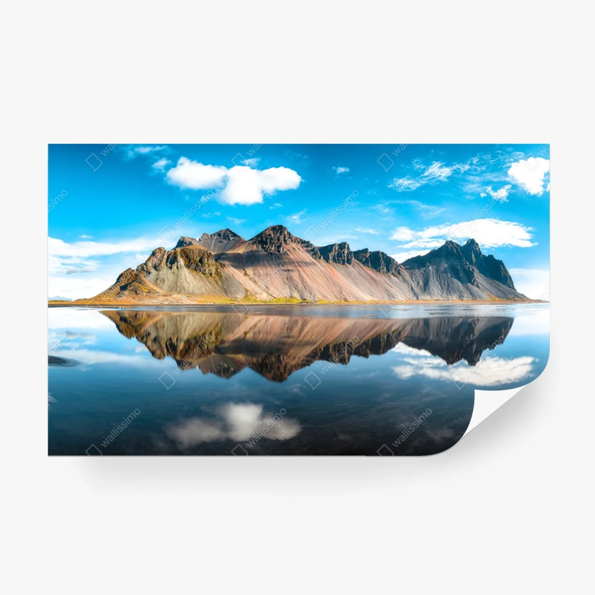 Carta da parati riflessi di Vestrahorn sulla costa islandese • Wallissimo®
