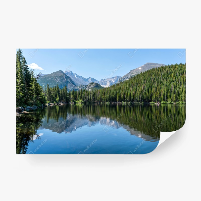 Carta da parati riflessi di montagna sul lago tranquillo
