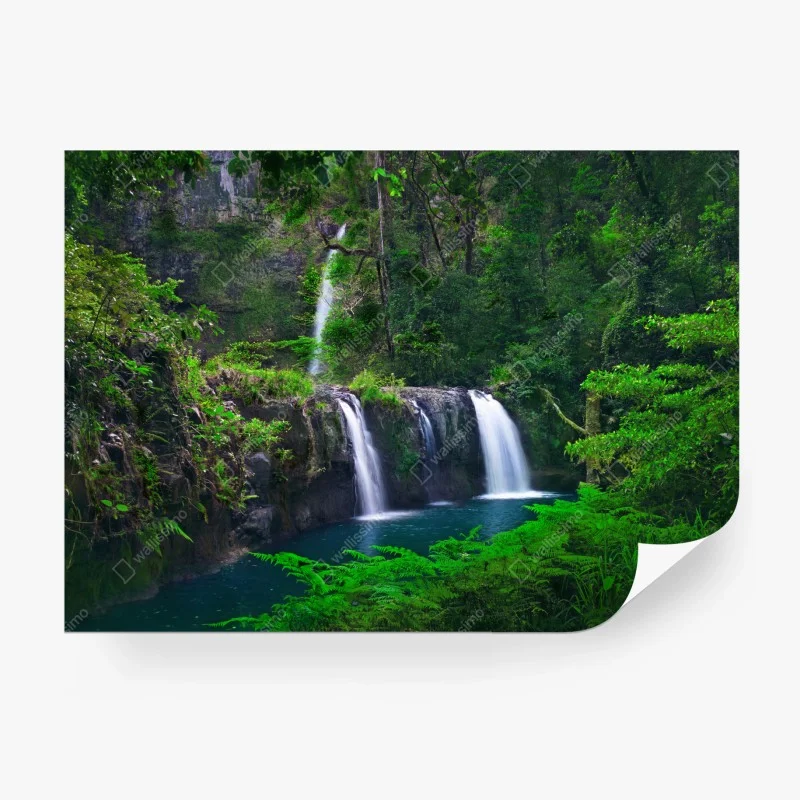 Carta da parati oasi verde con cascata e laghetto