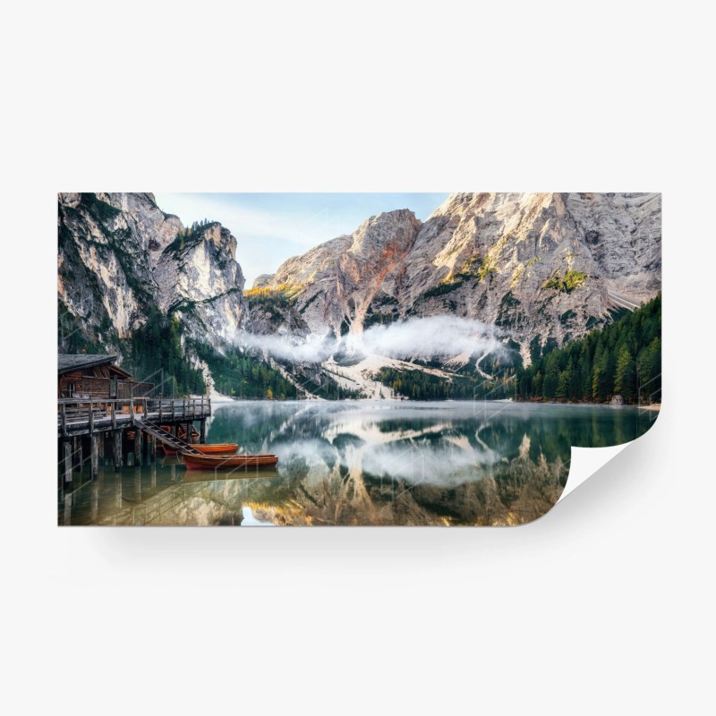 Carta da parati paesaggio alpino con lago e barche in riva