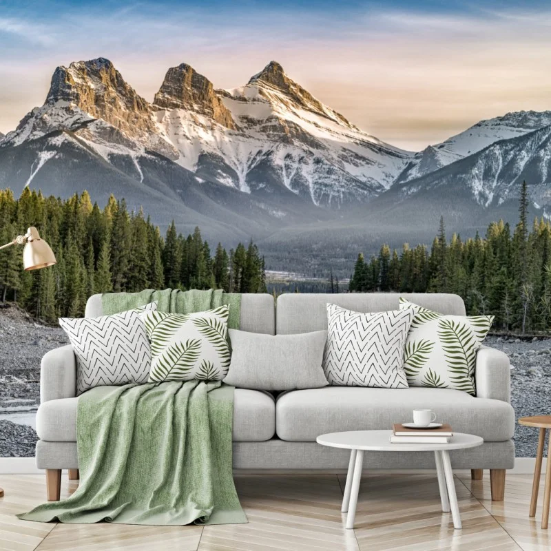 Carta da parati tramonto sulle cime innevate con foresta e ruscello