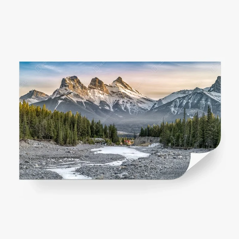 Carta da parati tramonto sulle cime innevate con foresta e ruscello