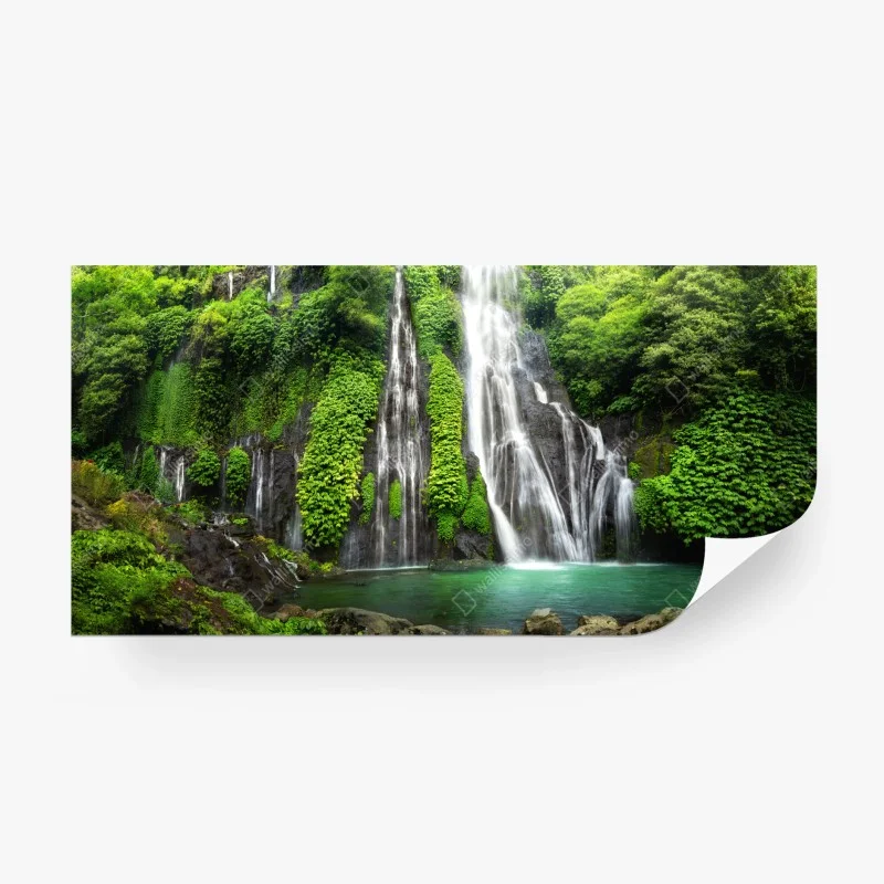 Carta da parati cascata nella foresta verde