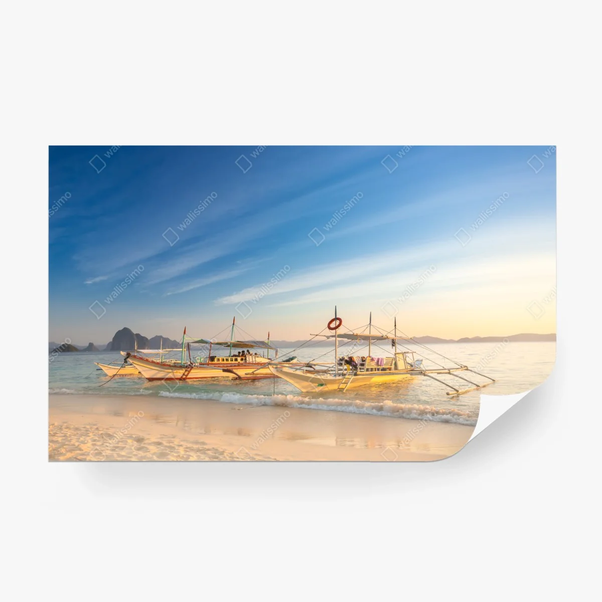Carta da parati barche tradizionali su spiaggia al tramonto • Wallissimo®