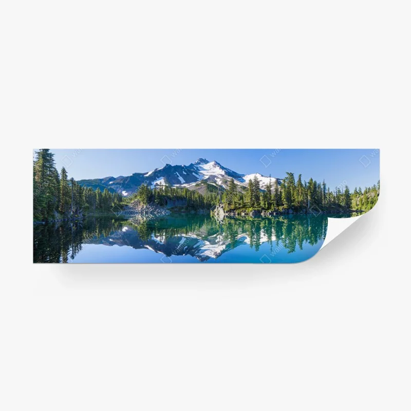 Carta da parati riflessi sulle acque del lago montano