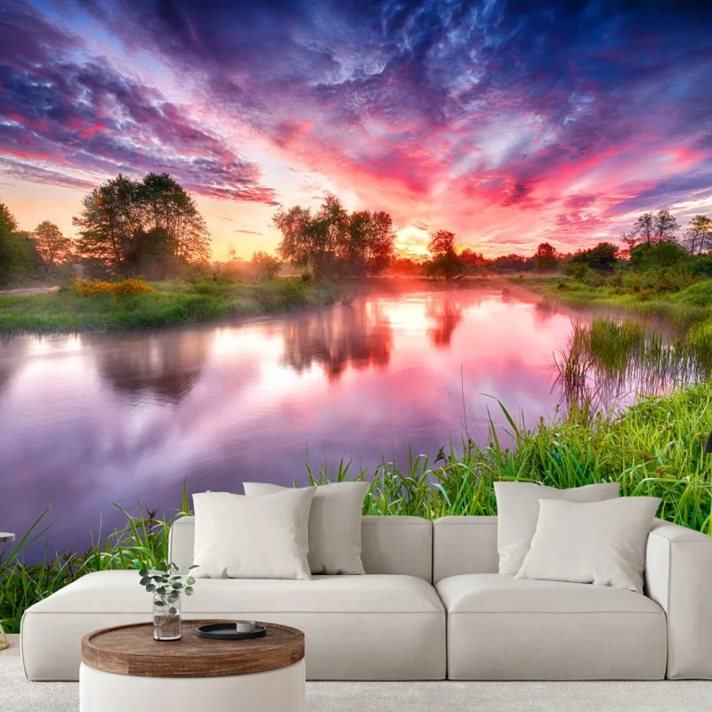 Carta da parati alba estiva sulle sponde del fiume